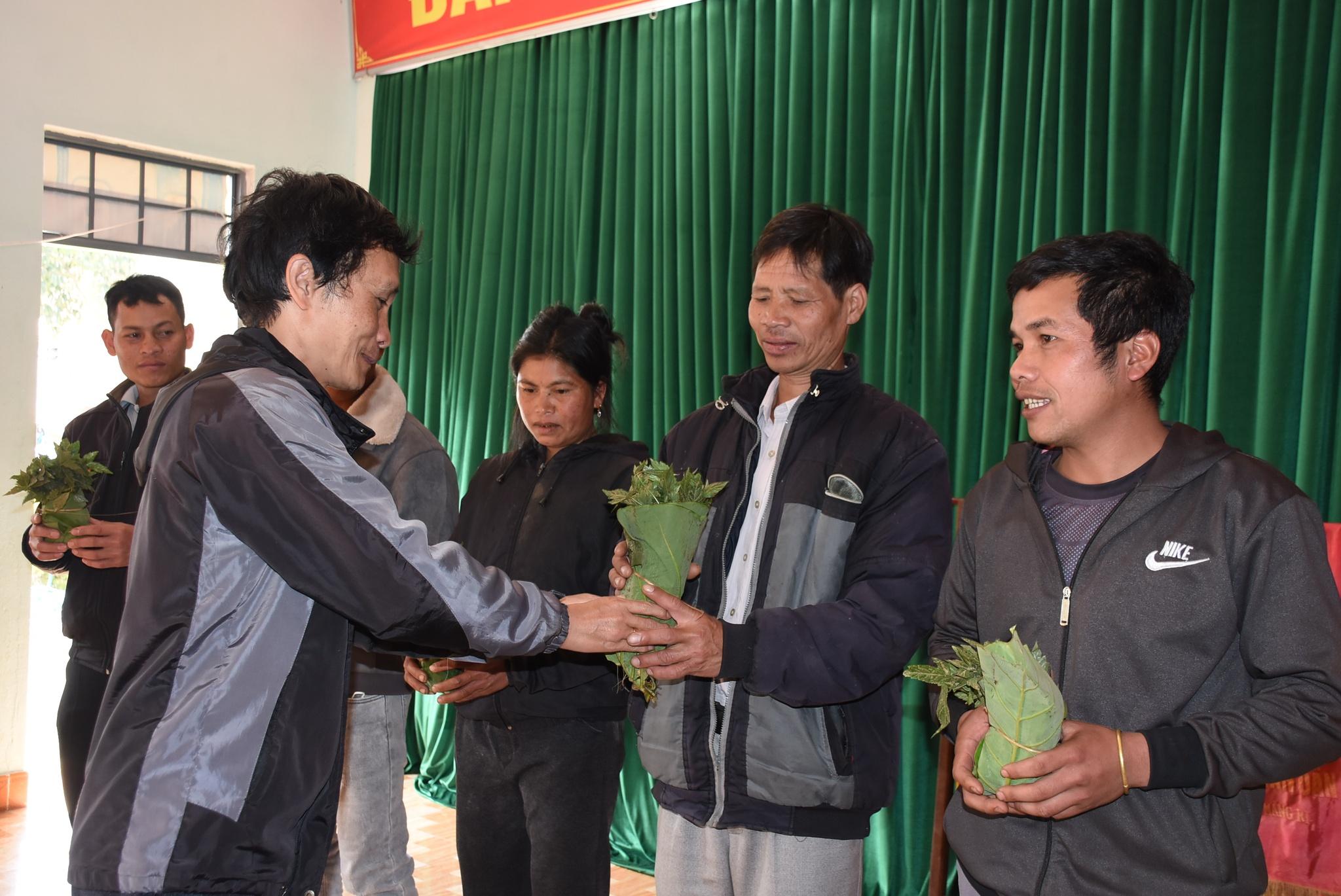 Lãnh đạo UBND xã Măng Ri trao sâm Ngọc Linh giống cho người nghèo. Ảnh: Đức Nhật