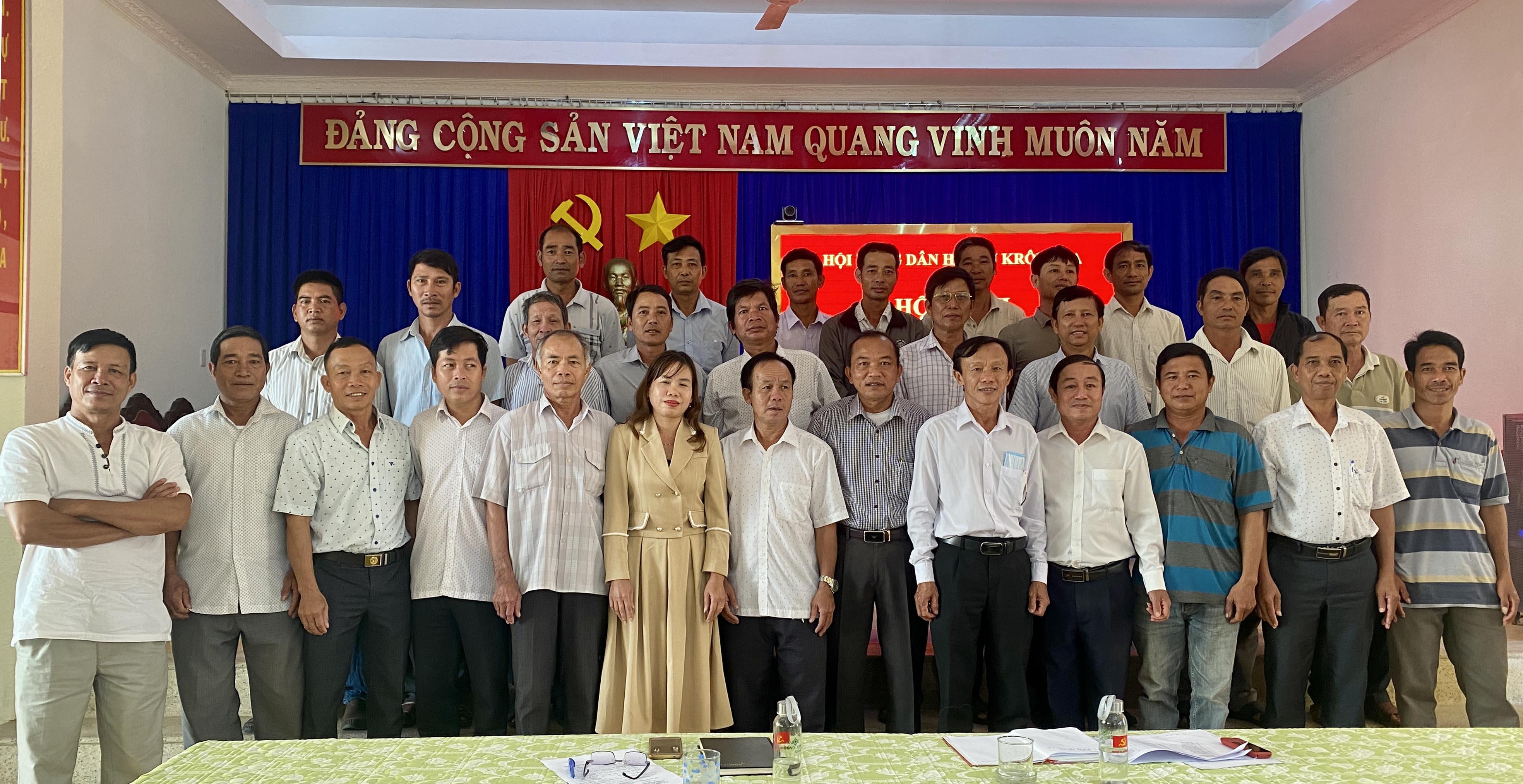 Các thành viên CLB “Nông dân Sản xuất kinh doanh giỏi” huyện Krông Pa. Ảnh: Quang Ngọc