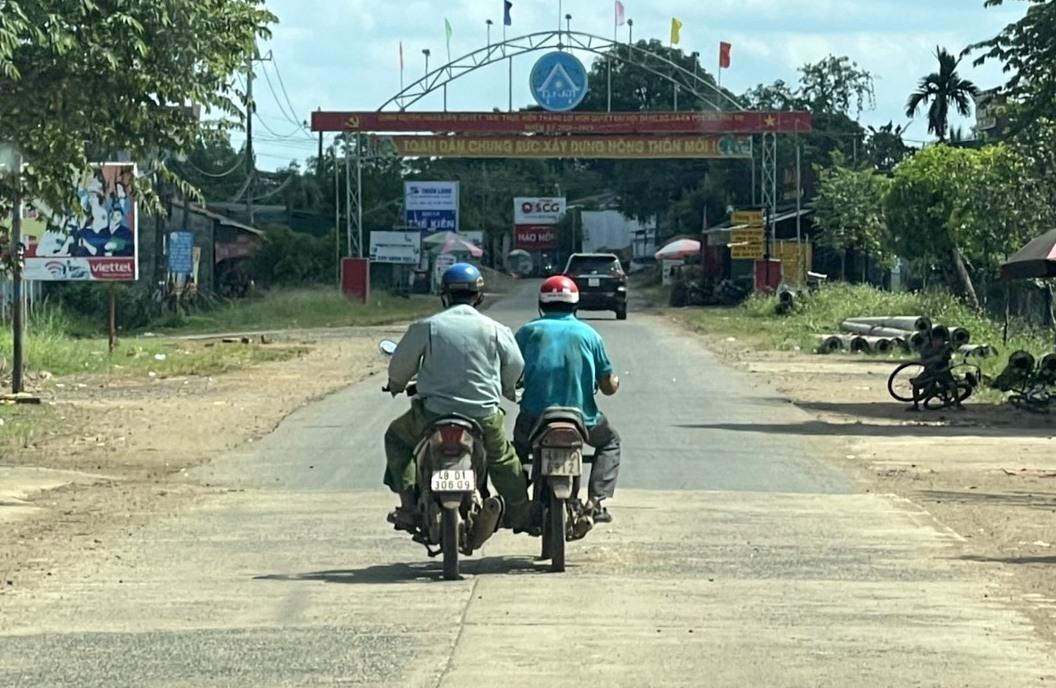 Do hết xăng nên người đi đường chẳng còn cách nào khác đành phải dìu nhau đi tìm chỗ đổ xăng. Ảnh: Phan Tuấn