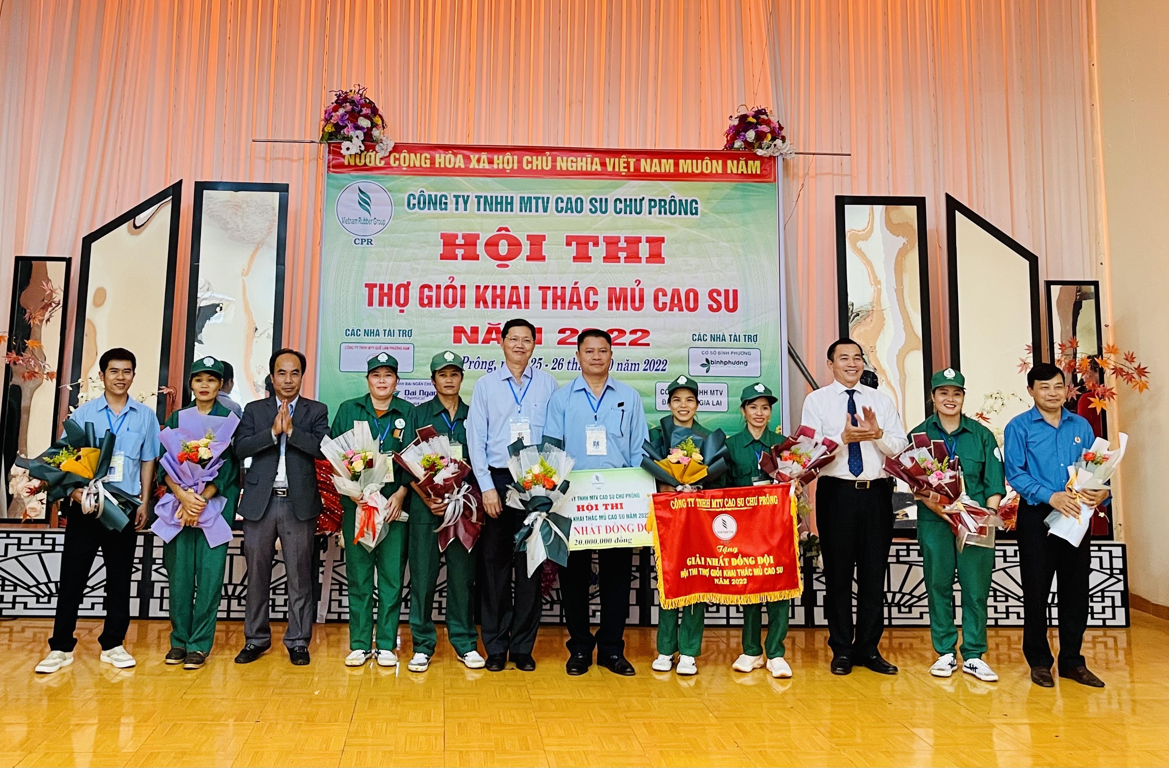 Lãnh đạo Tập đoàn Công nghiệp Cao su Việt Nam và lãnh đạo Công ty TNHH một thành viên Cao su Chư Prông trao giải nhất đồng đội cho Nông trường Đoàn Kết. Ảnh: Vũ Thảo