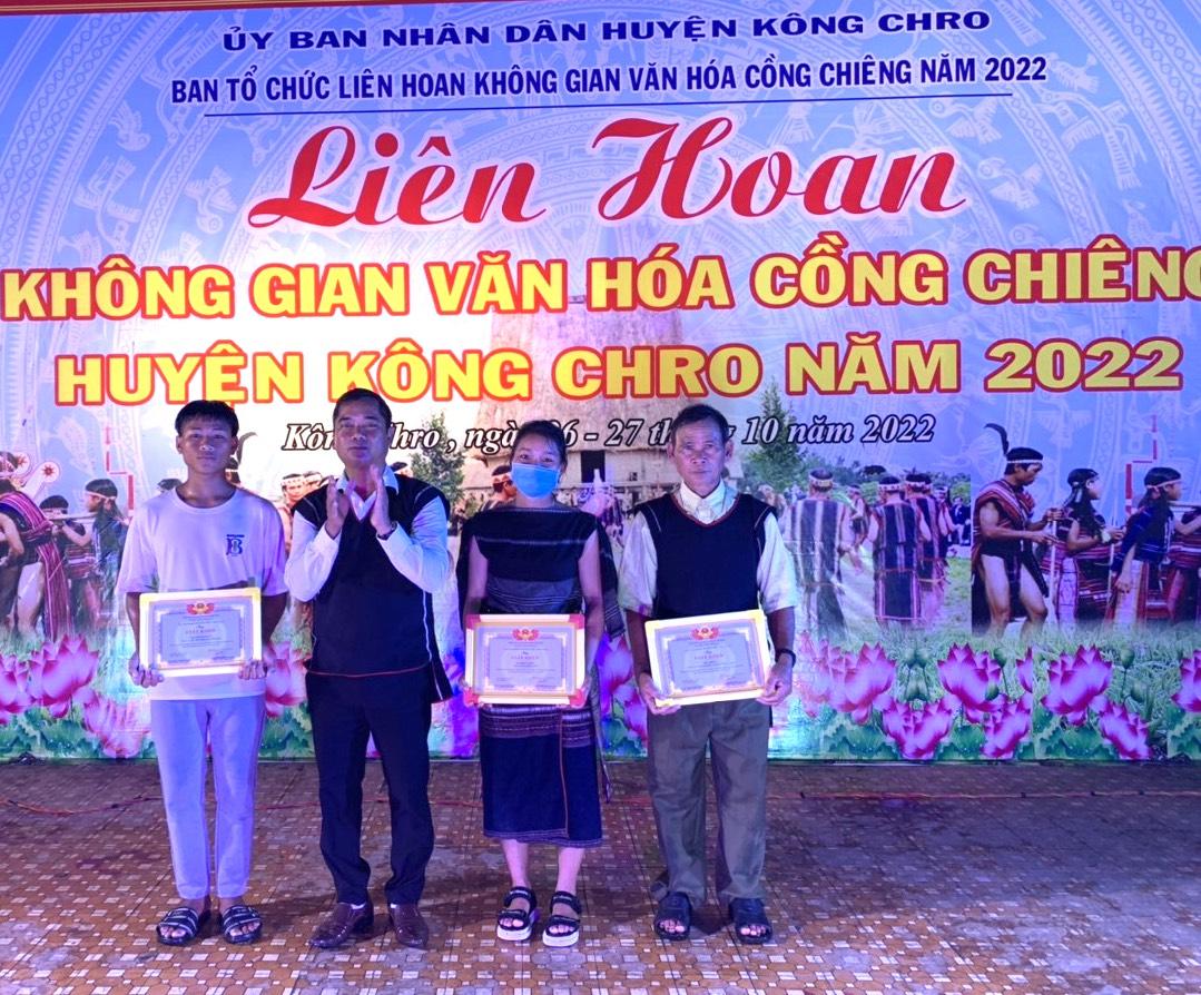 Tặng giấy khen cho các cá nhân, tập thể còn lưu giữ nhiều bộ cồng chiêng nhất trên địa bàn huyện Kông Chro. Ảnh: Ngọc Minh