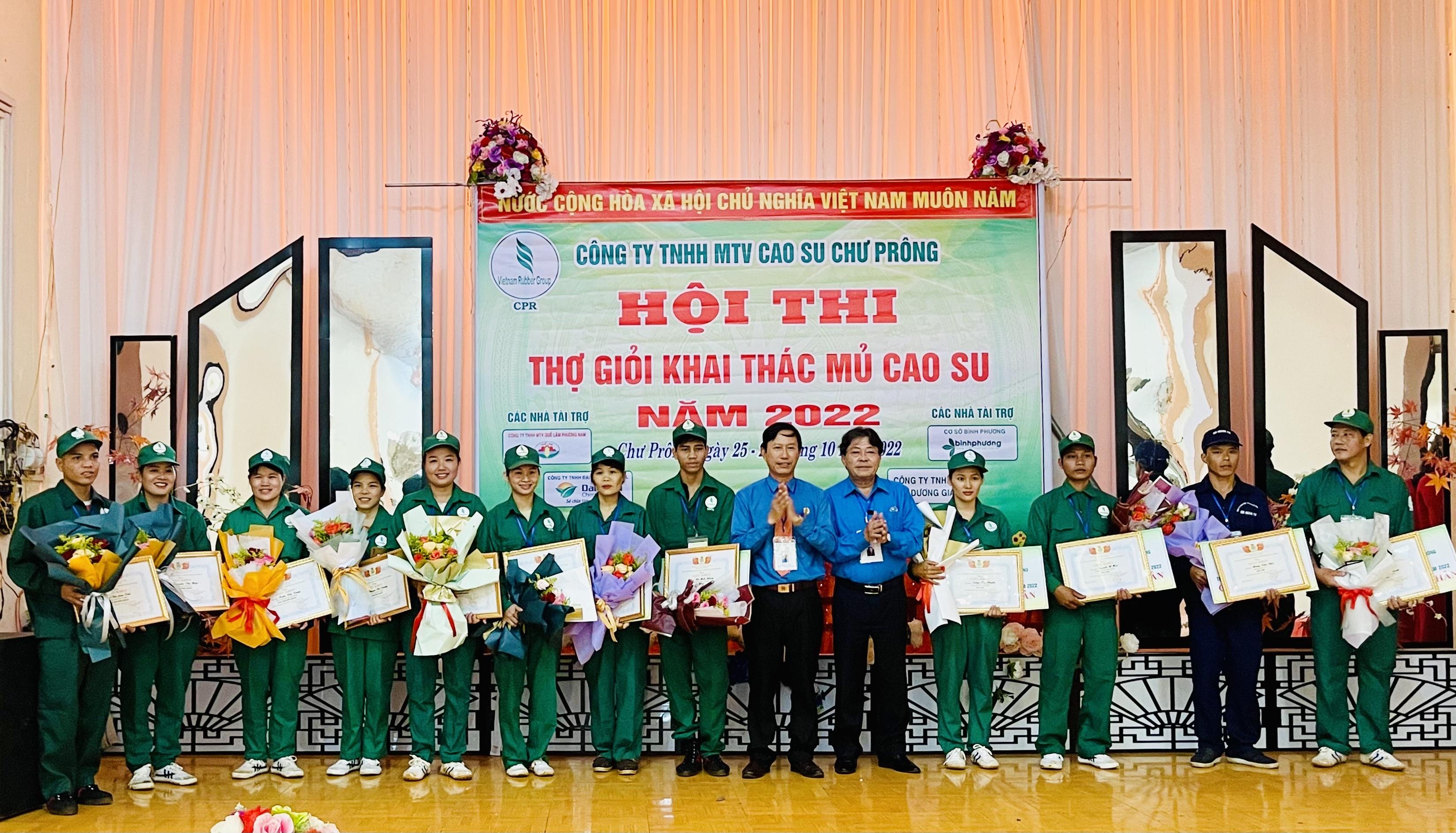 Ban tổ chức trao giải cá nhân cho 12 công nhân. Ảnh: Vũ Thảo