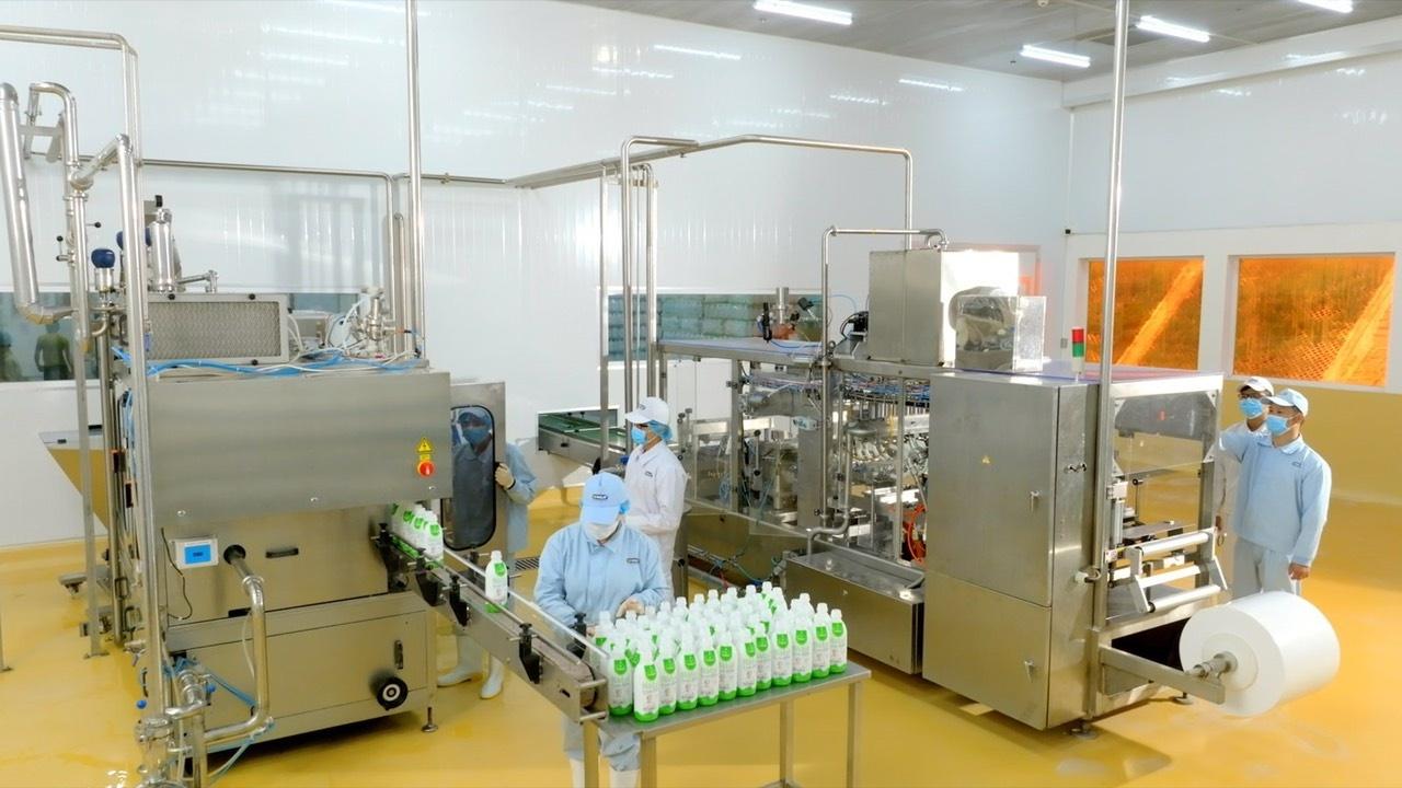 Sản phẩm sữa từ nhà máy đều được sản xuất trên dây chuyền hiện đại. Ảnh: LV