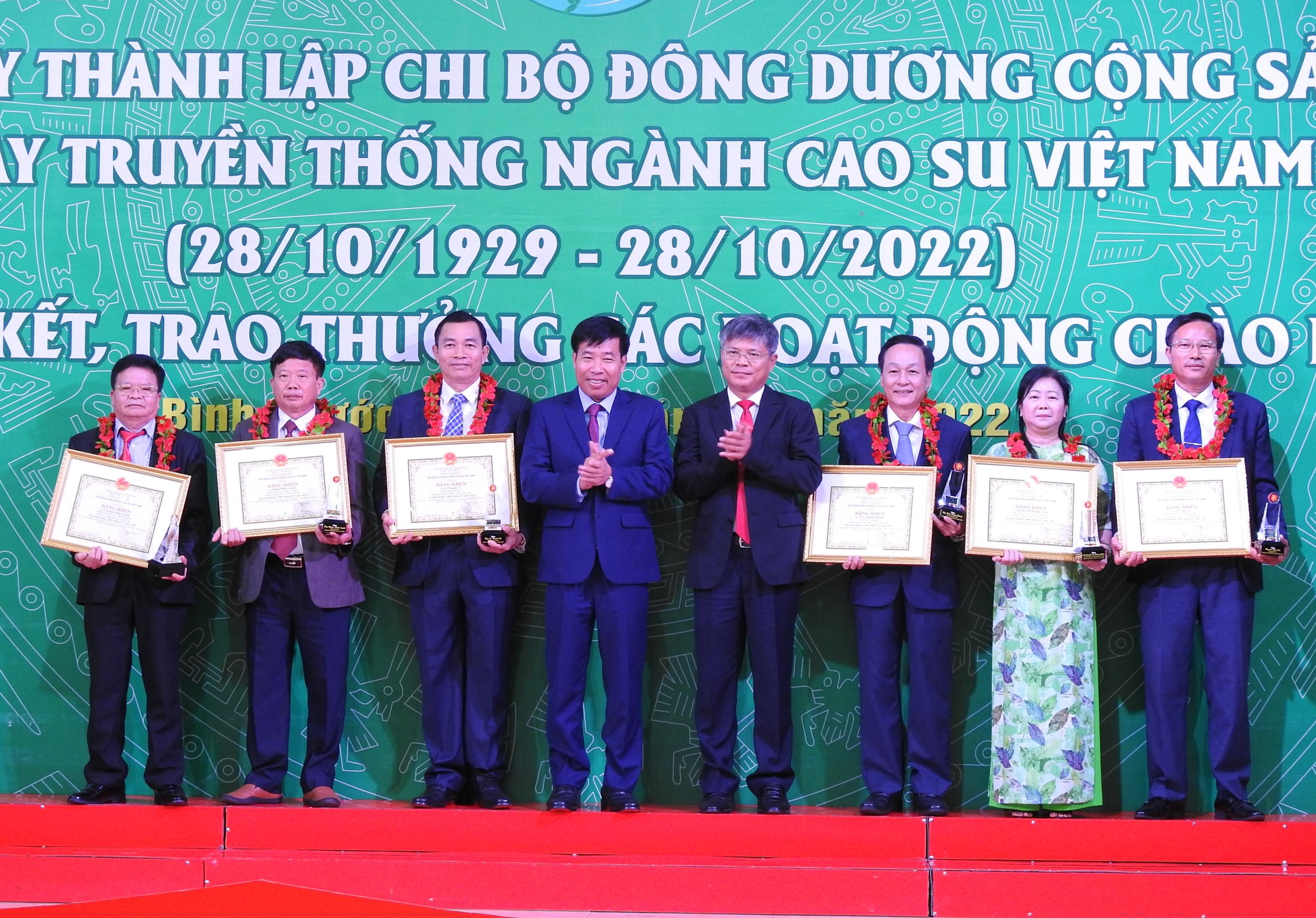 Ông Trương Công Tuyên và Phạm Đình Luyến (ngoài cùng bên trái) nhận giải thưởng Phú Riềng Đỏ năm 2022. Ảnh: Hà Đức Thành