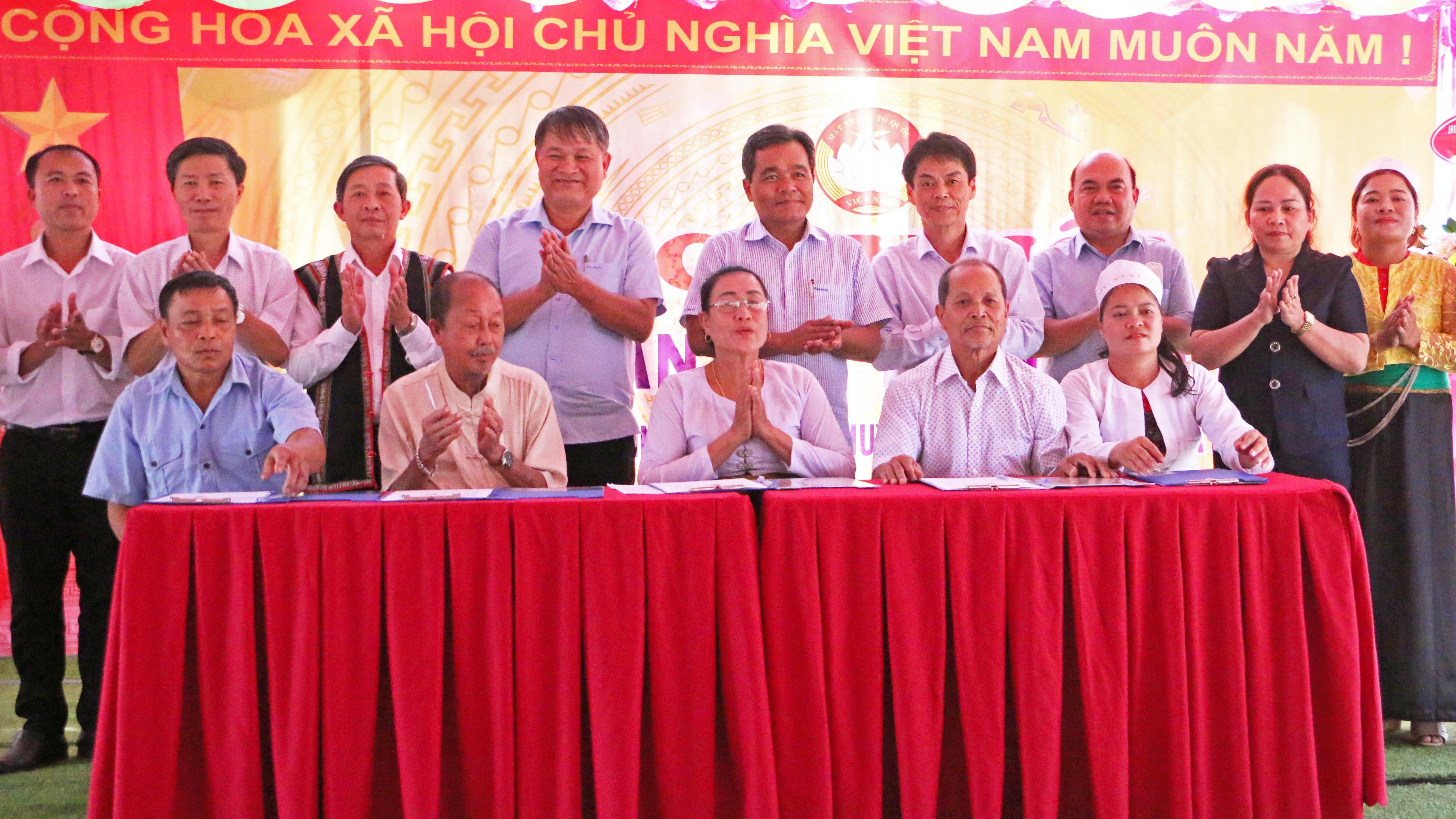 Lãnh đạo tỉnh, huyện Chư Prông và xã Ia Lâu chứng kiến ký kết giao ước thi đưa của thôn Hòa Bình. Ảnh: Quang Tấn