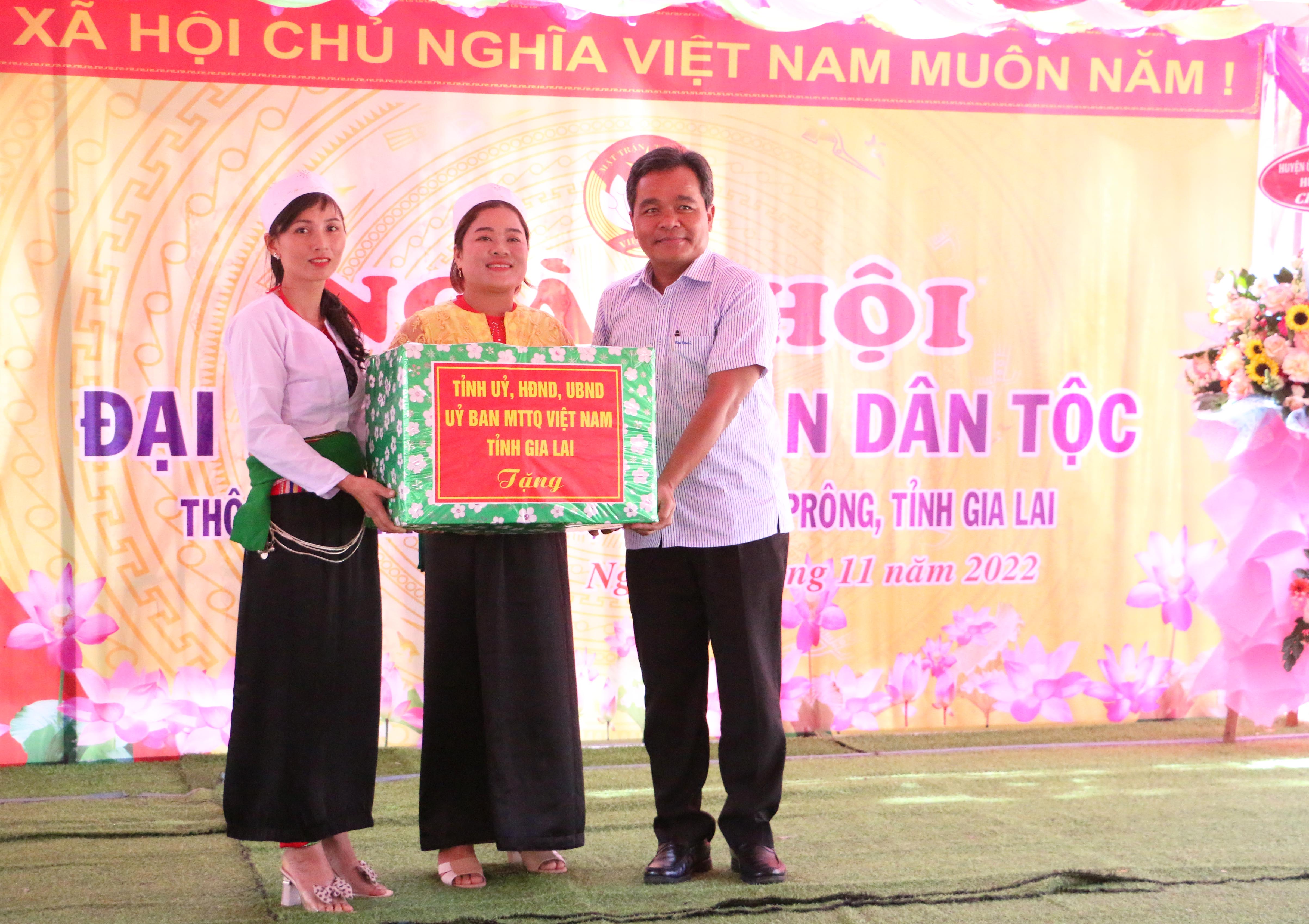 Thay mặt lãnh đạo tỉnh, Bí thư Tỉnh ủy tặng quà cho khu dân cư thôn Hòa Bình. Ảnh: Quang Tấn