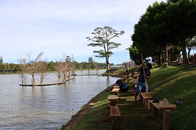 Các nghệ nhân đang gấp rút hoàn thành các công đoạn cuối của không gian triển lãm Thiên đường Tây Nguyên