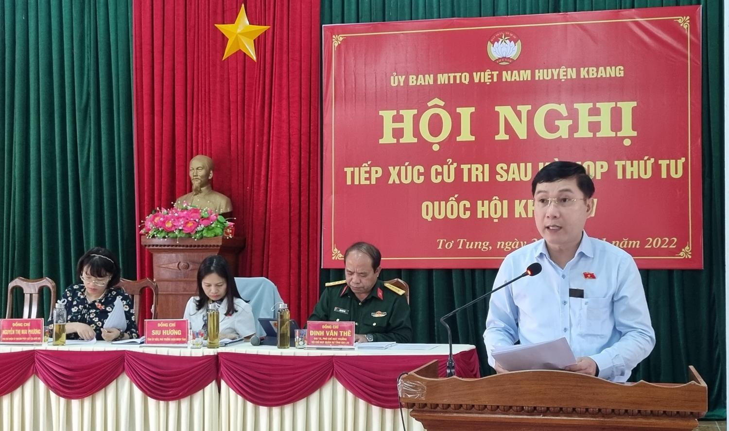 Đại biểu Lê Hoàng Anh-Ủy viên Thường trực Ủy ban Tài chính-Ngân sách của Quốc hội đã thông tin đến cử tri về nội dung, chương trình sau kỳ họp thứ 4 Quốc hội khóa XV. Ảnh: Hà Phương