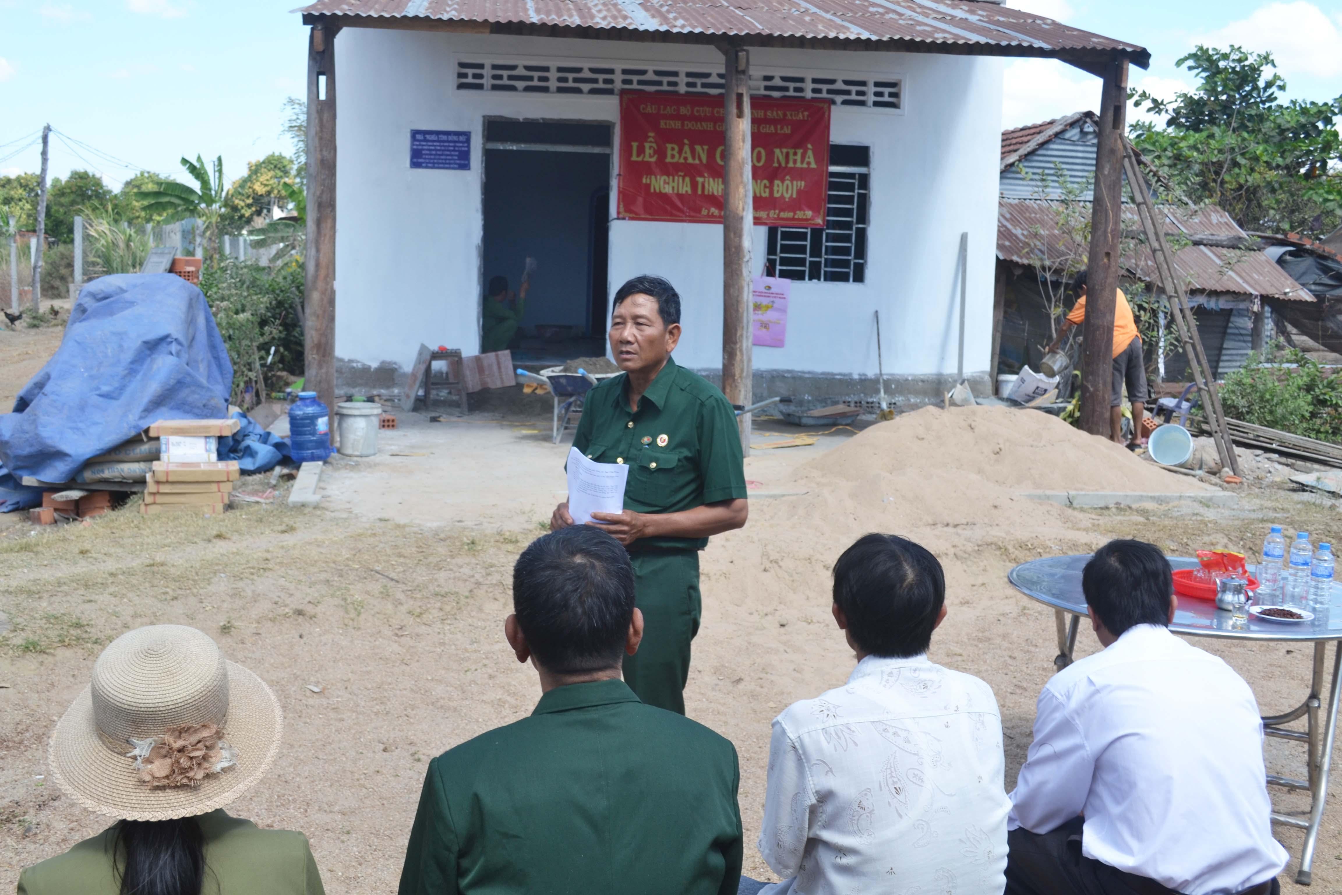 Ông Ngô Công Đoan-Chủ nhiệm Câu lạc bộ CCB sản xuất kinh doanh giỏi tỉnh phát biểu khi bàn giao nhà “Nghĩa tình đồng đội” cho bà Ngô Thị Doa (thôn Bình Tây, xã Chư Răng, huyện Ia Pa). Ảnh: Hoàng Cư