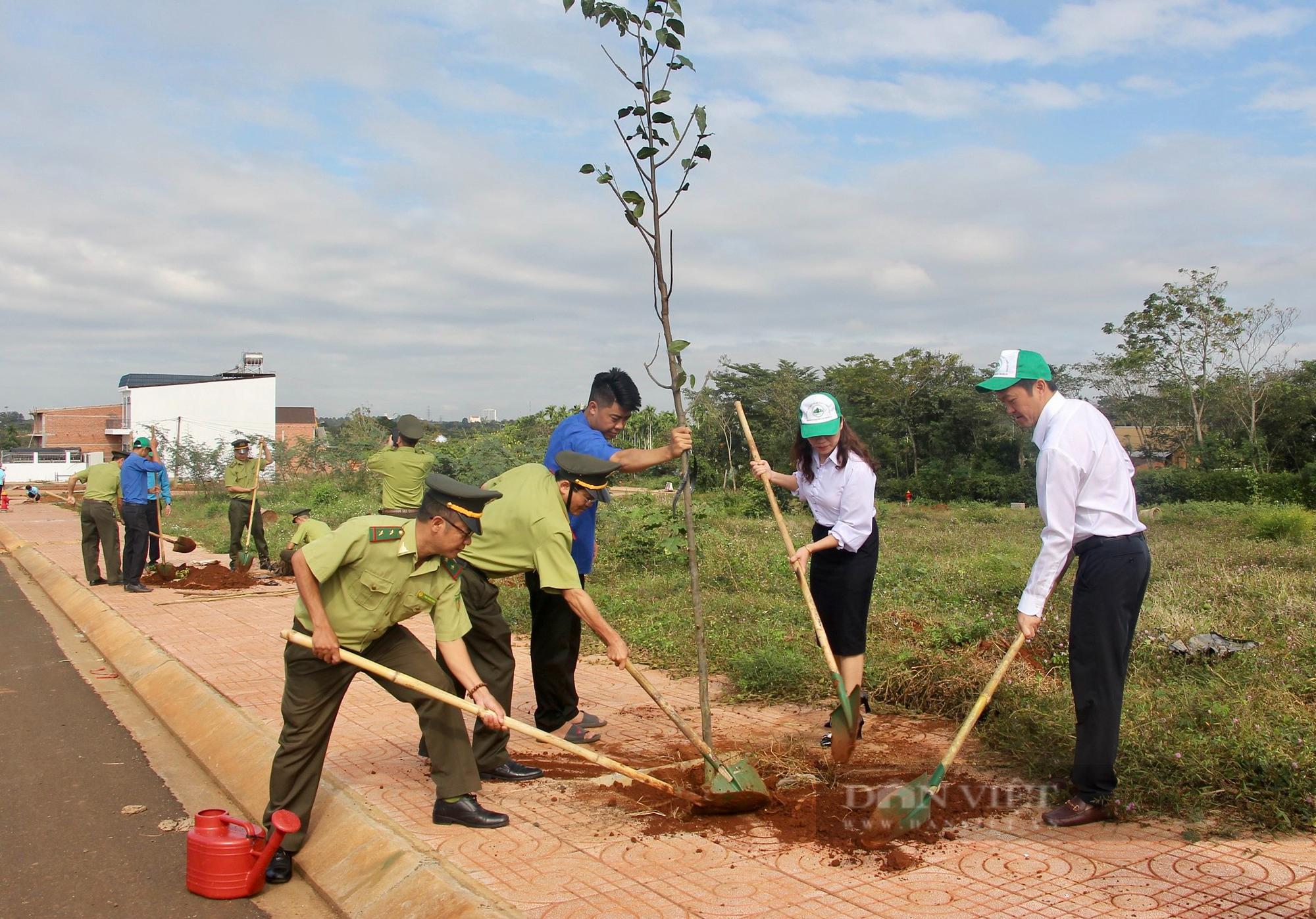 Các đại biểu tham gia trồng cây tại buổi Lễ phát động.
