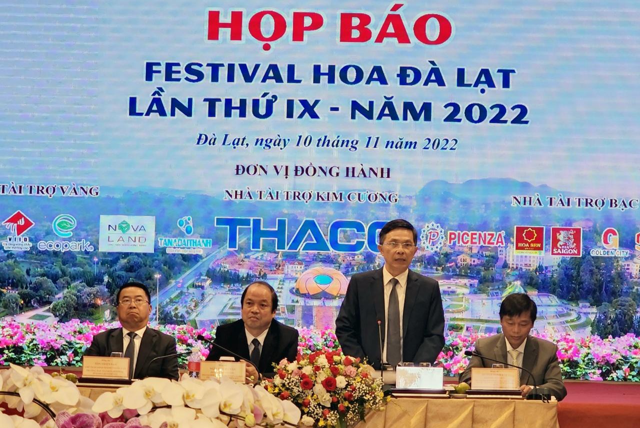 Ông Đặng Trí Dũng (đứng) tại buổi họp báo Festival Hoa Đà Lạt 2022. Ảnh: Lâm Viên