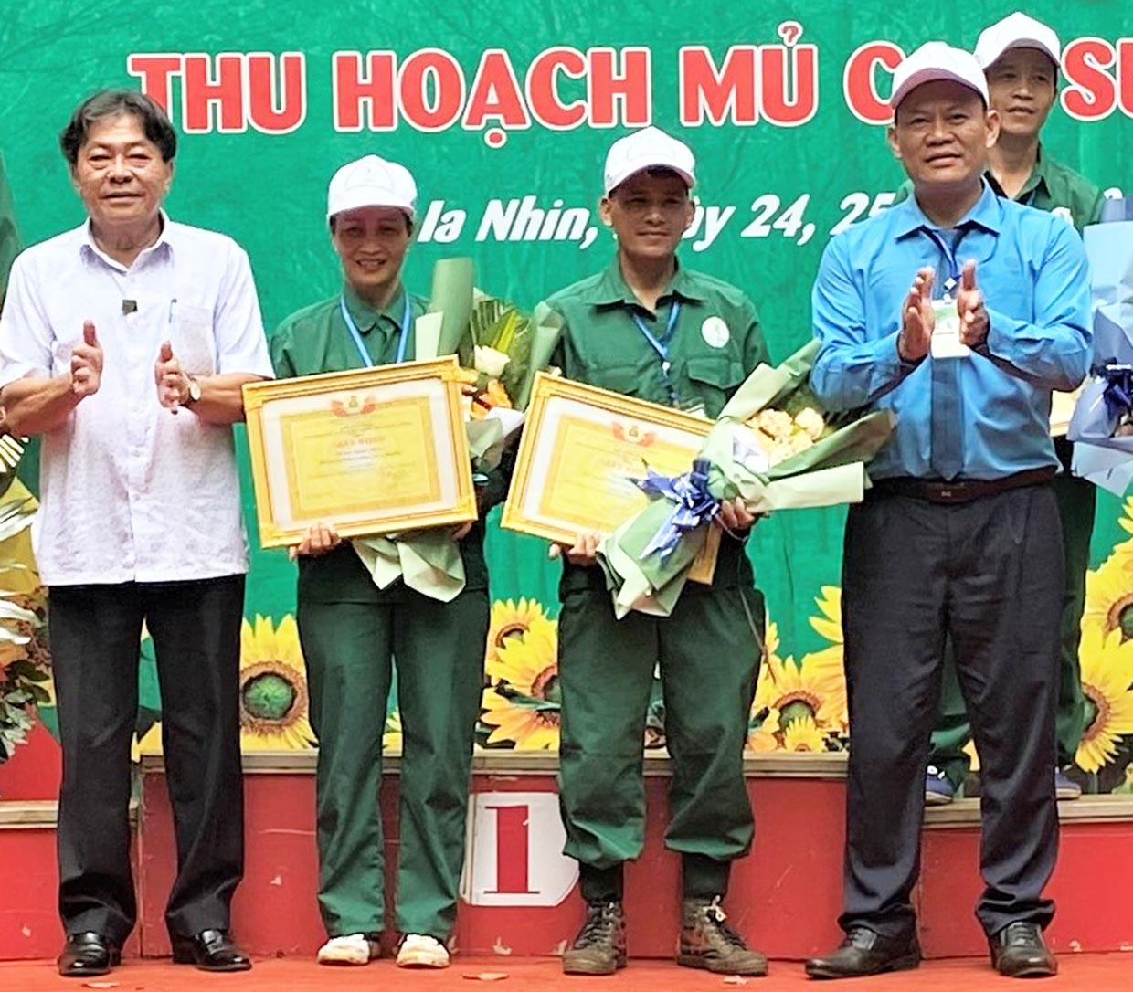 Anh Lão (thứ 3 từ trái sang) giành giải nhất tại Hội thi “Bàn tay vàng” thu hoạch mủ cao su năm 2022 của Công ty TNHH một thành viên Cao su Chư Păh.  Ảnh: Hà Đức Thành