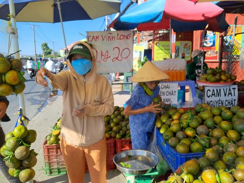 Cam sành rớt giá mạnh, có loại chỉ còn 4.000 đồng/kg - Ảnh 1.