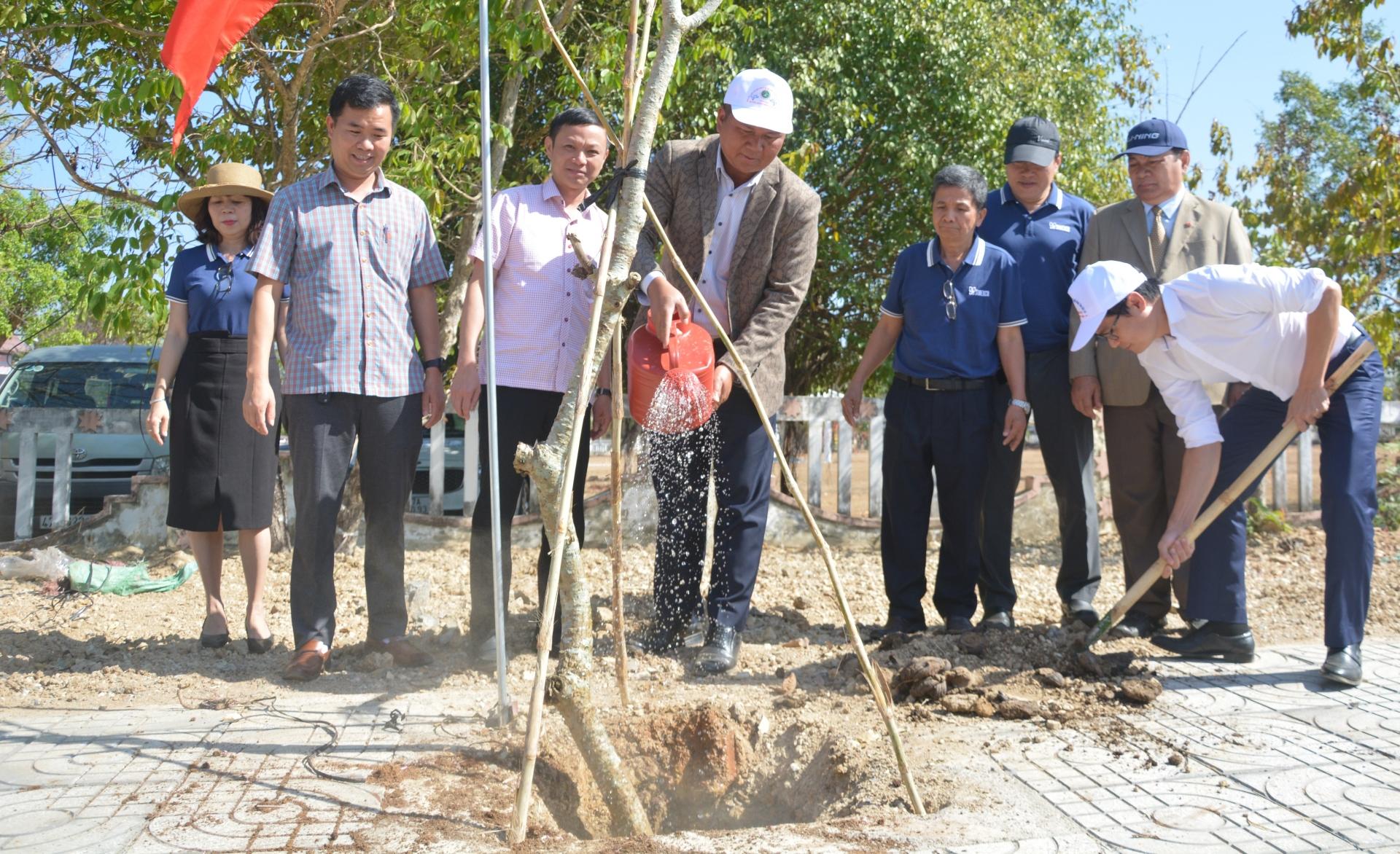 Lãnh đạo Công ty và huyện Buôn Đôn khởi công công trình.