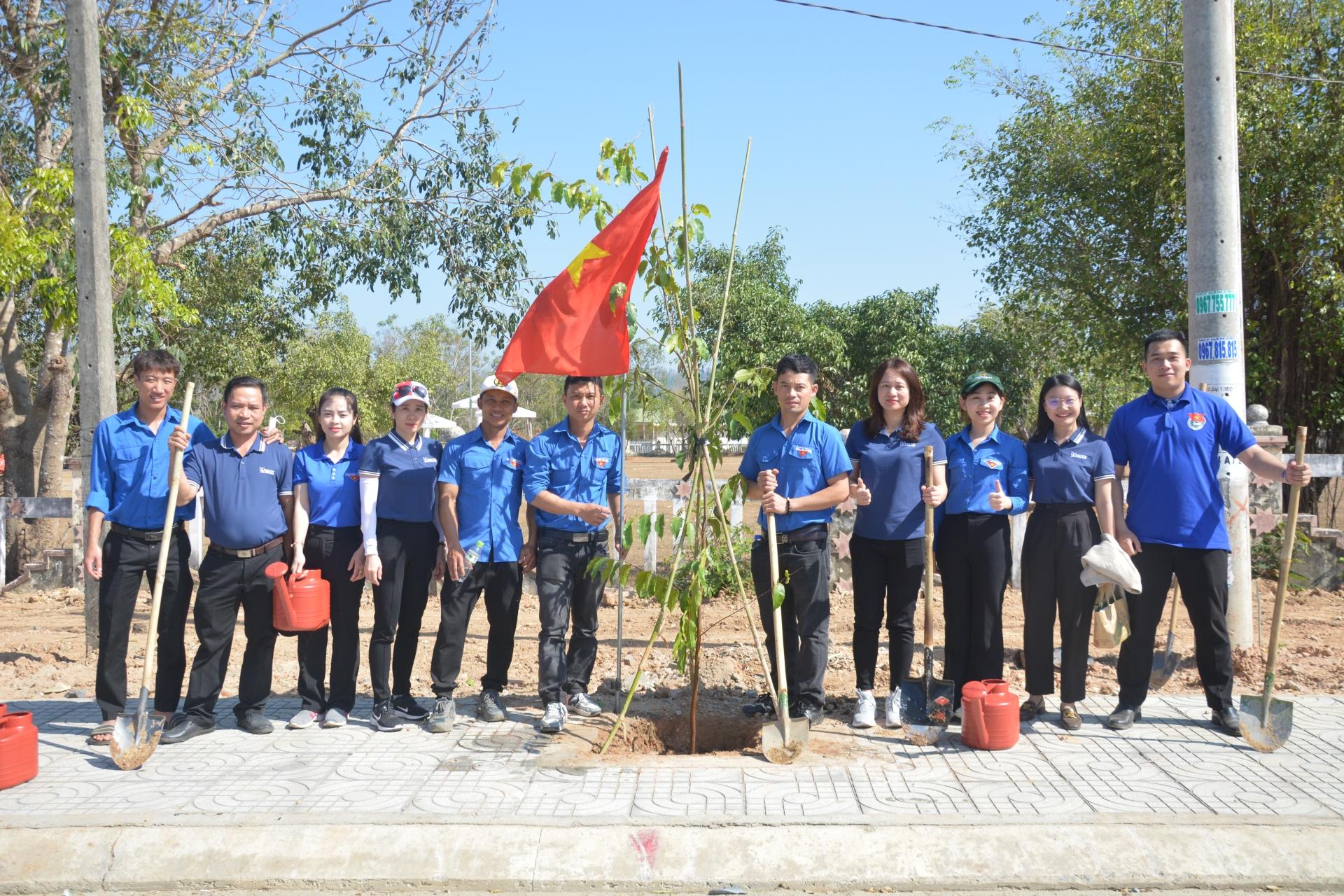 Đoàn viên thanh niên Công ty chụp ảnh lưu niệm sau khi hoàn thành công trình.