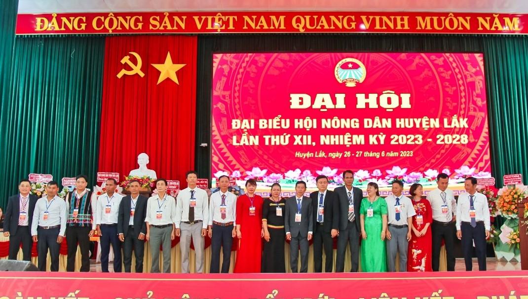 Ban chấp hành nhiệm kỳ mới ra mắt đại hội.