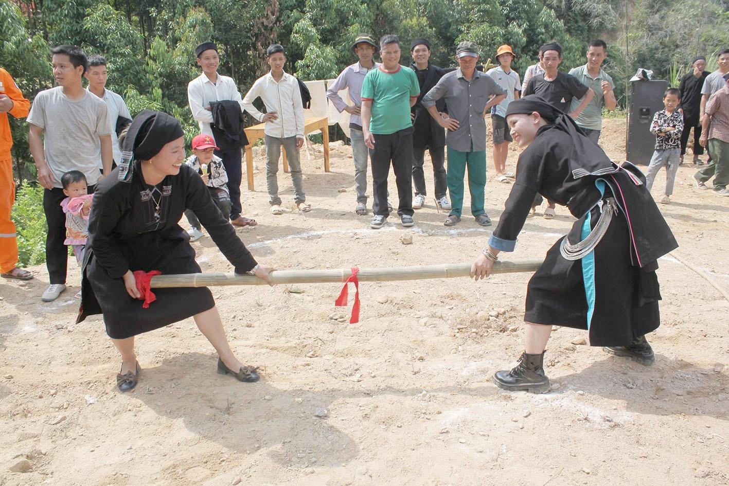 Các trai bản, thôn nữ thi tài đẩy gậy