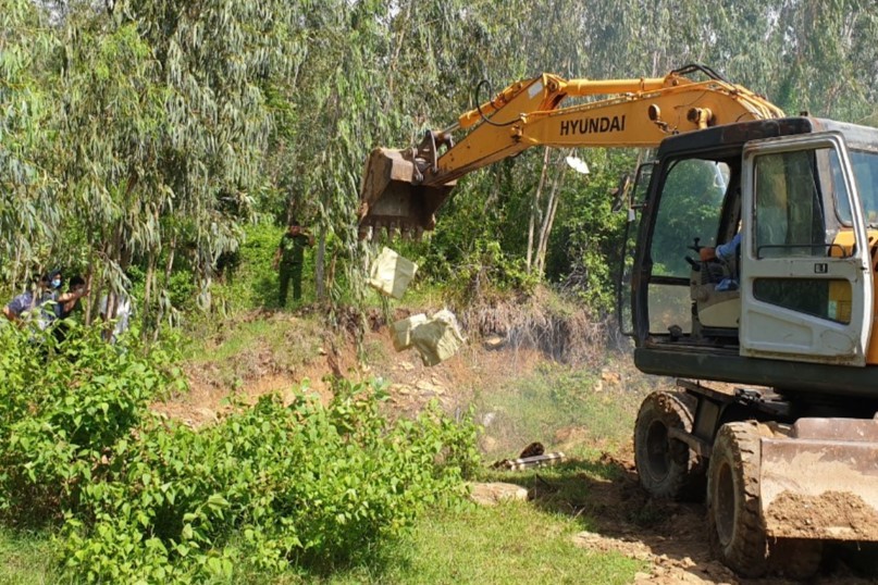 Tiêu hủy các loại hàng hóa vi phạm. Ảnh: Minh Toàn