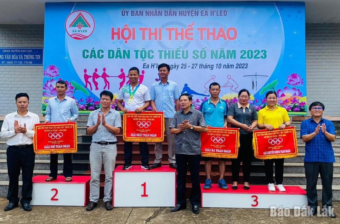 Ban tổ chức Hội thi trao giải toàn đoàn cho các đội có thành tích xuất sắc.