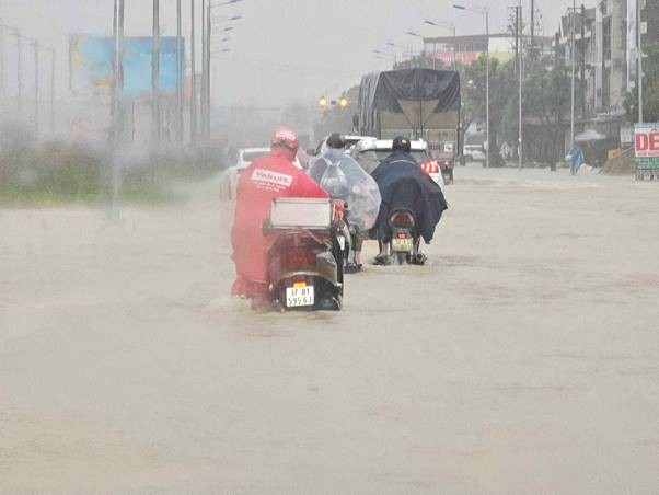 Nghệ An: Thành phố Vinh ngập sâu, một số trường thông báo nghỉ học