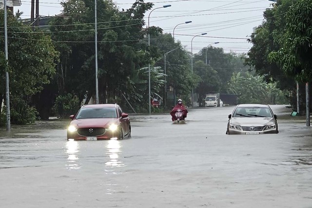 Nghệ An: Thành phố Vinh ngập sâu, một số trường thông báo nghỉ học