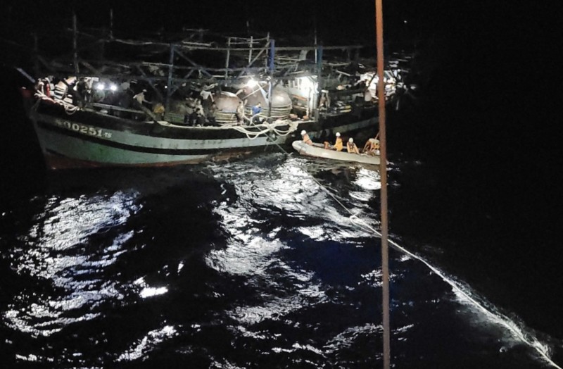 Đưa 39 ngư dân Quảng Ngãi gặp nạn trên biển vào bờ an toàn