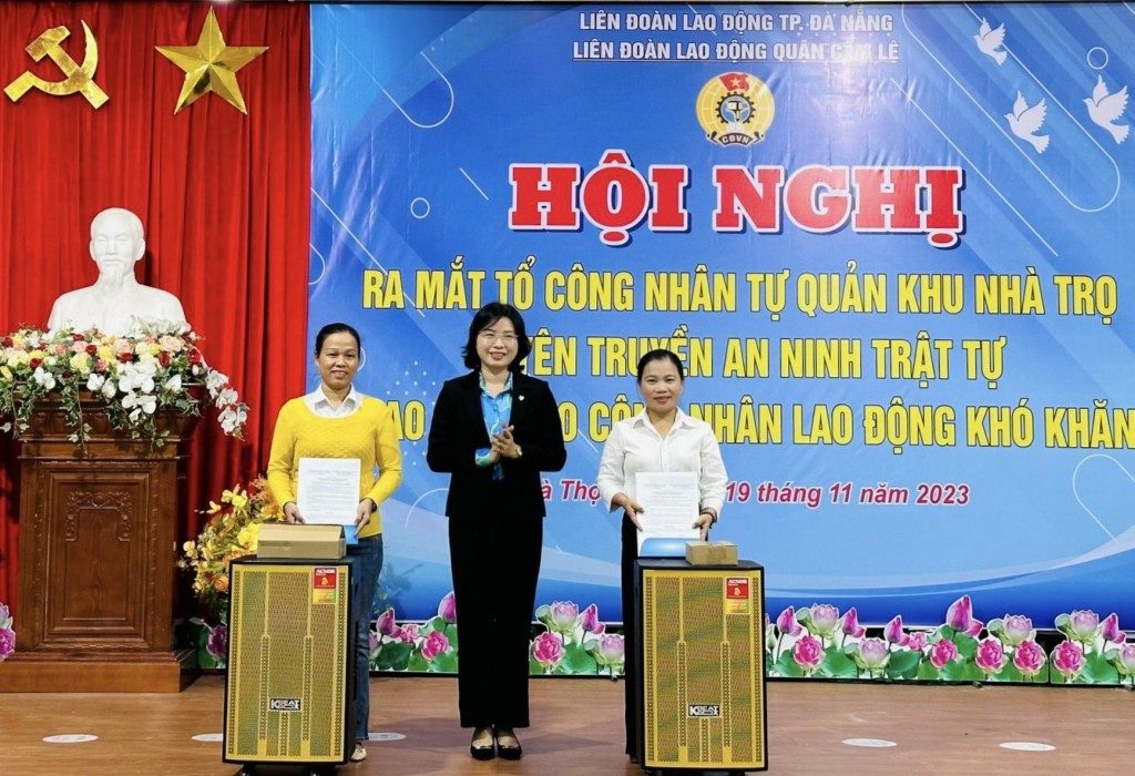 Đồng chí Phan Thị Thúy Linh, Chủ tịch LĐLĐ thành phố Đà Nẵng trao tặng cặp loa hiện đại cho 2 tổ tự quản công nhân (Ảnh: P.N)