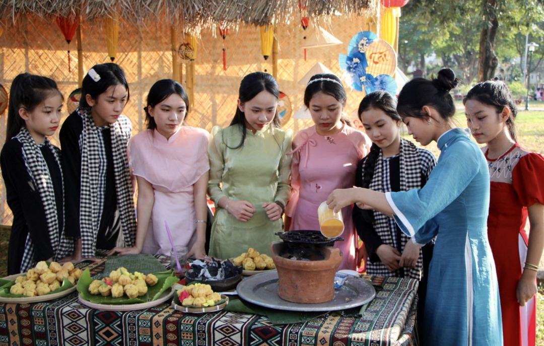 Các em thiếu nhi trải nghiệm làm bánh thuẫn.