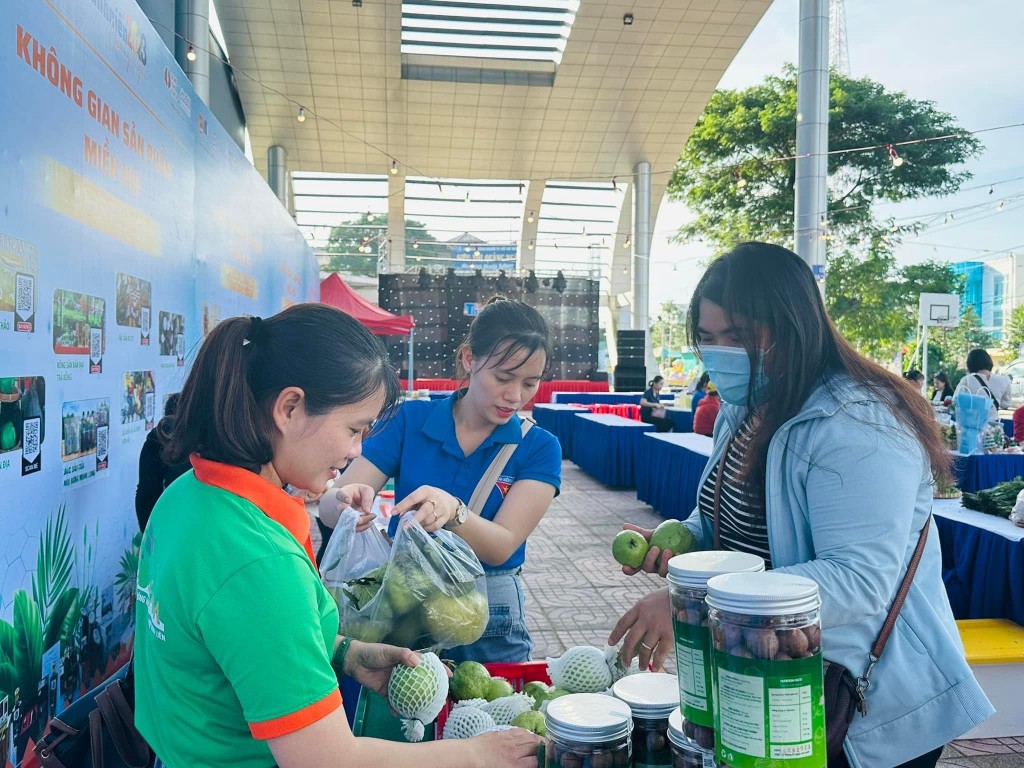 Phiên chợ thanh niên đưa sản phẩm vùng cao đến tay người tiêu dùng