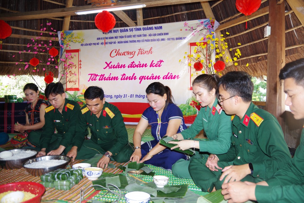 Ngày hội thi gói bánh chưng xanh