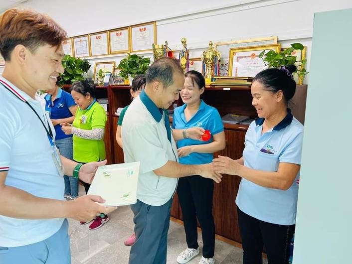 Công đoàn Công ty CP TKG Taekwang Vina (TP.Biên Hòa) trao vàng cho công nhân may mắn ngày làm việc đầu năm