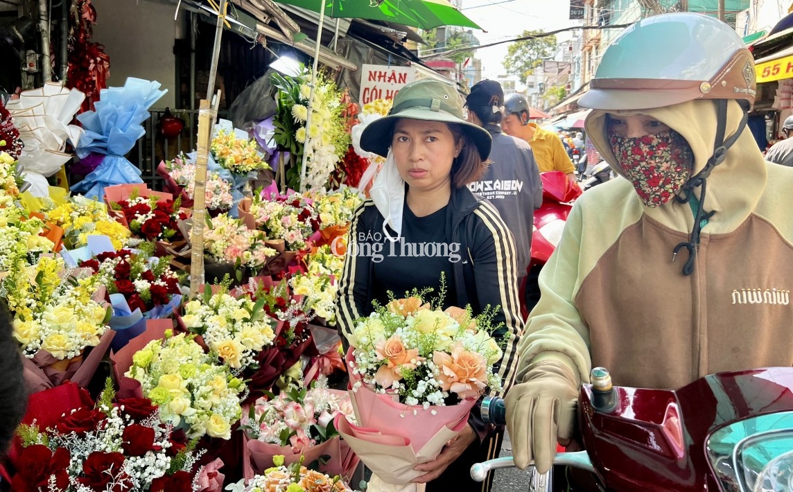 Chợ hoa lớn nhất TP. Hồ Chí Minh nhộn nhịp trong ngày Quốc tế phụ nữ 8/3