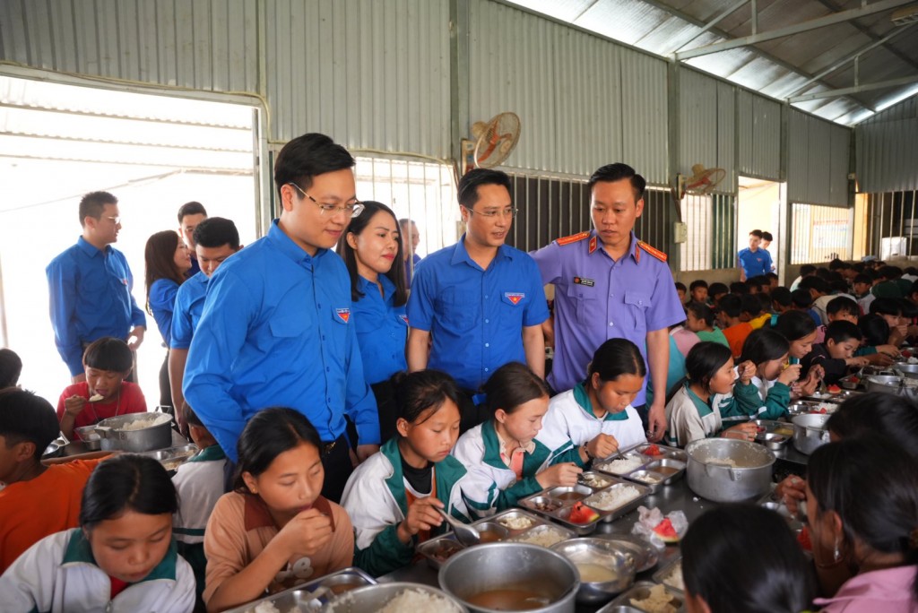 cạnh đó đoàn công tác trao tặng đầu sách tri thức cho thư viện nhà trường và thực hiện bữa ăn cho con tại trường.