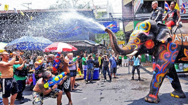 Songkran 2024: Lễ hội té nước hoành tráng đánh dấu sự trở lại mạnh mẽ của du lịch Thái Lan