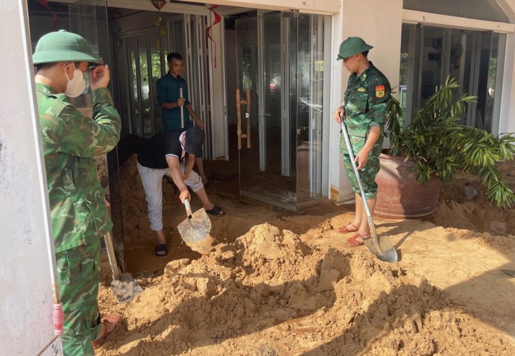 Bình Thuận: Mưa lớn bùn, cát tràn xuống đường