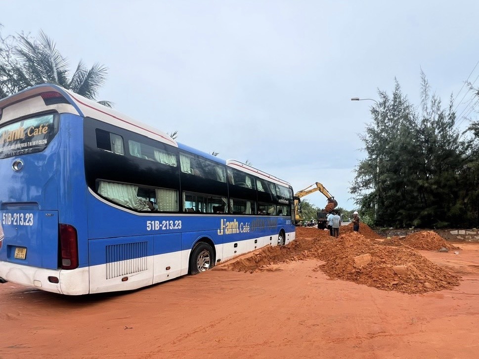 Các phương tiện bị cát vùi lấp đã được lấy ra không hư hỏng nặng