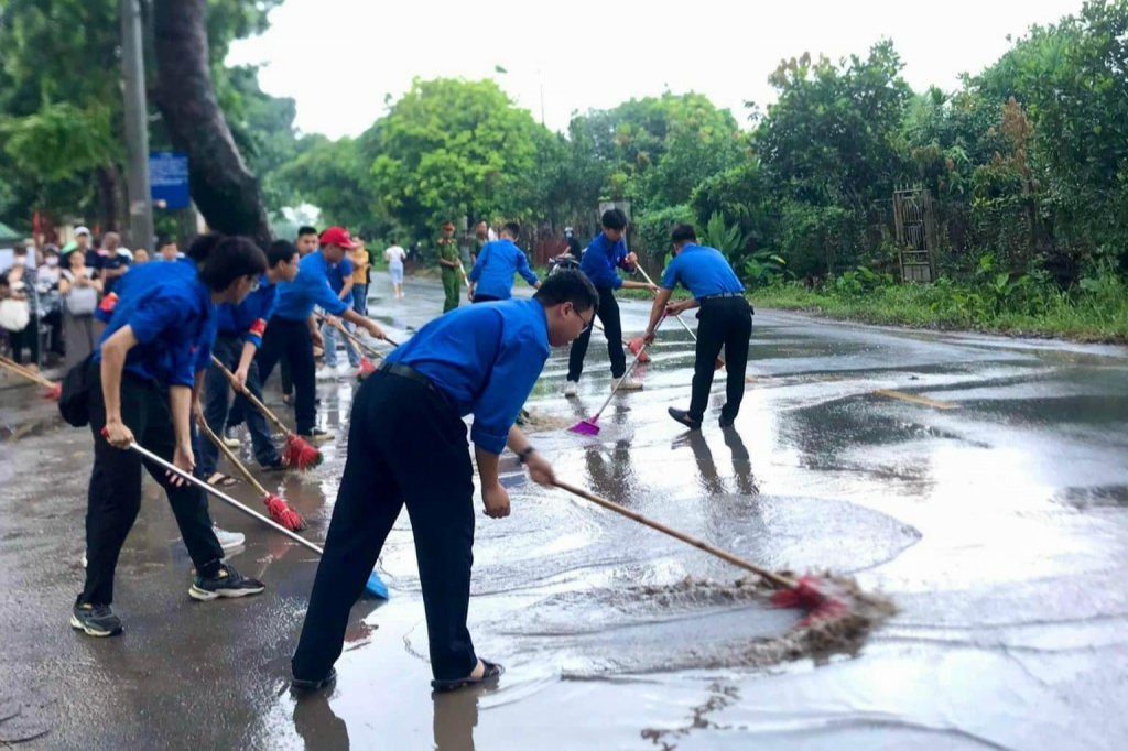 Thanh niên tình nguyện xã Dương Xá (Gia Lâm, Hà Nội) dọn vệ sinh