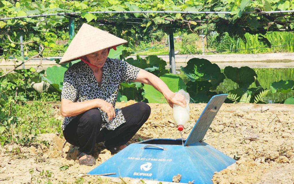 Nông dân xã Hưng Đạo (Thành phố) xử lý rác thải nông nghiệp hữu cơ tại nguồn bằng chế phẩm sinh học.