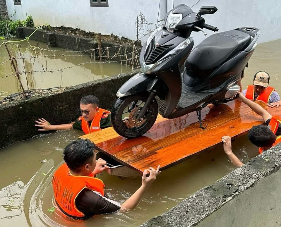 Giúp người dân di chuyển tài sản có giá trị. Ảnh: Chu Dũng