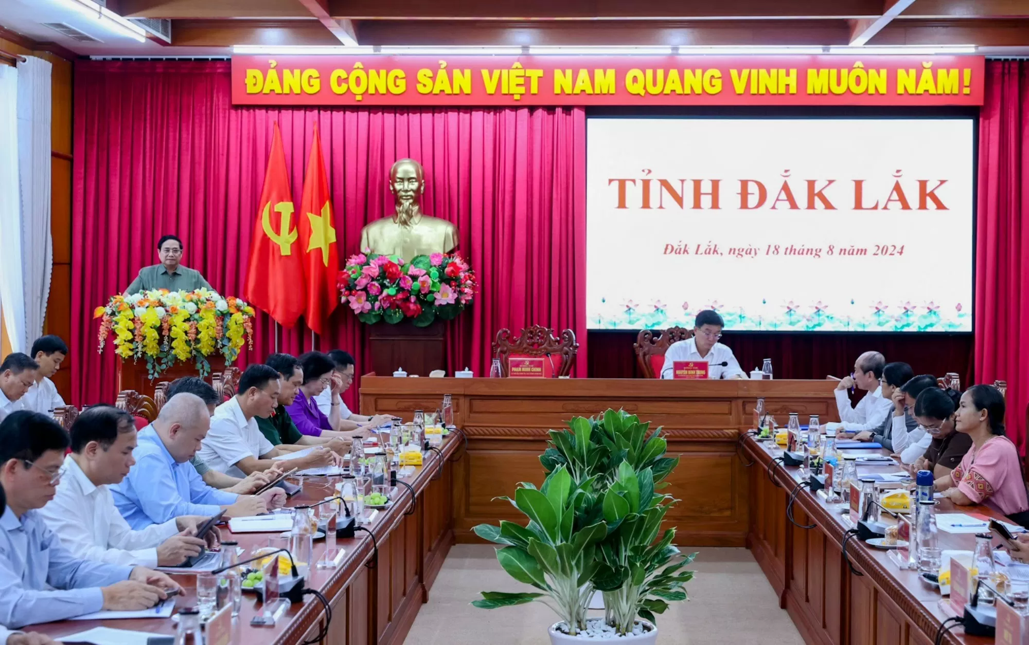 Thủ tướng Phạm Minh Chính và đoàn công tác làm việc với lãnh đạo tỉnh Đắk Lắk - Ảnh: VGP/Nhật Bắc