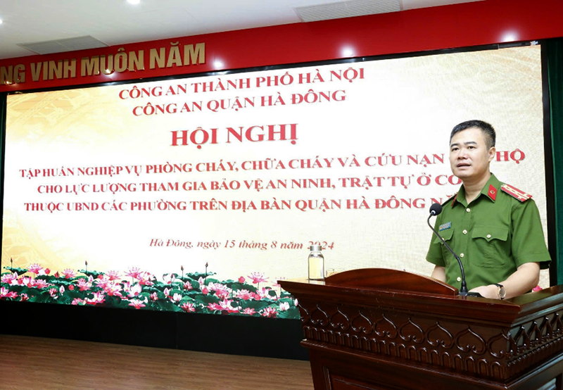 Đại tá Nguyễn Ngọc Quyền, Trưởng Công an quận, phát biểu khai mạc hội nghị tập huấn