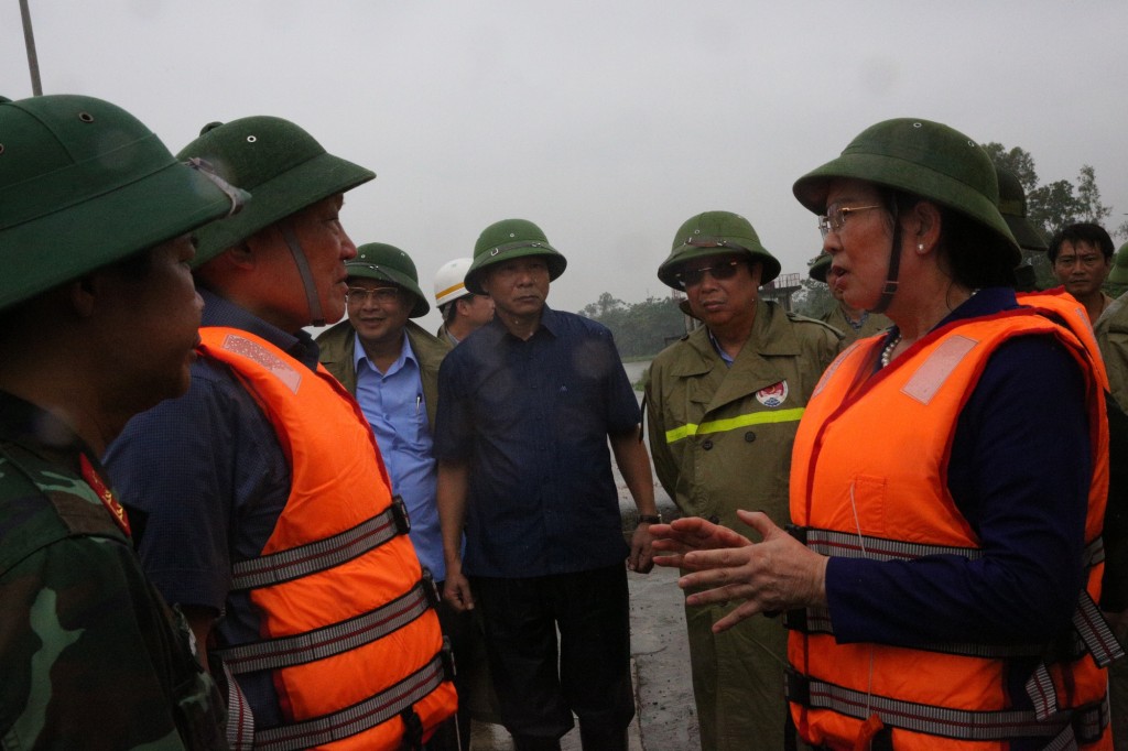 Phó Thủ tướng Thường trực Chính phủ Nguyễn Hòa Bình nghe Bí thư Tỉnh ủy Hà Nam Lê Thị Thủy báo cáo khi đi thị sát - Ảnh: VGP/Nguyễn Hoàng