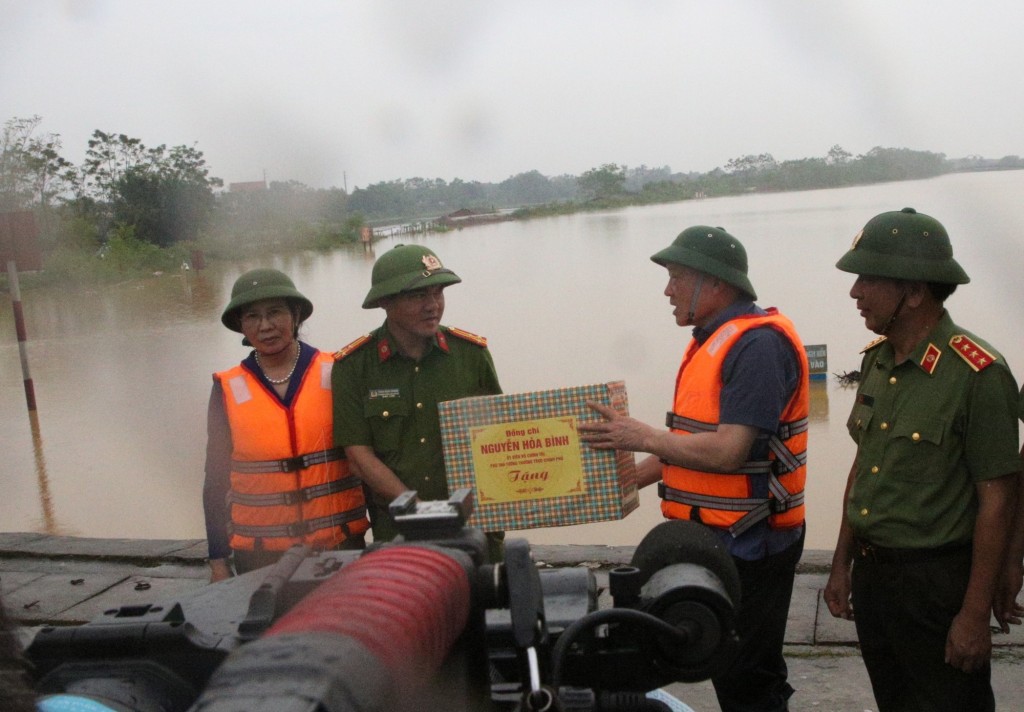 Phó Thủ tướng Thường trực Nguyễn Hòa Bình tặng quà động viên lực lượng công an, quân đội đang làm nhiệm vụ phòng, chống mưa lũ tại Hà Nam - Ảnh: VGP/Nguyễn Hoàng