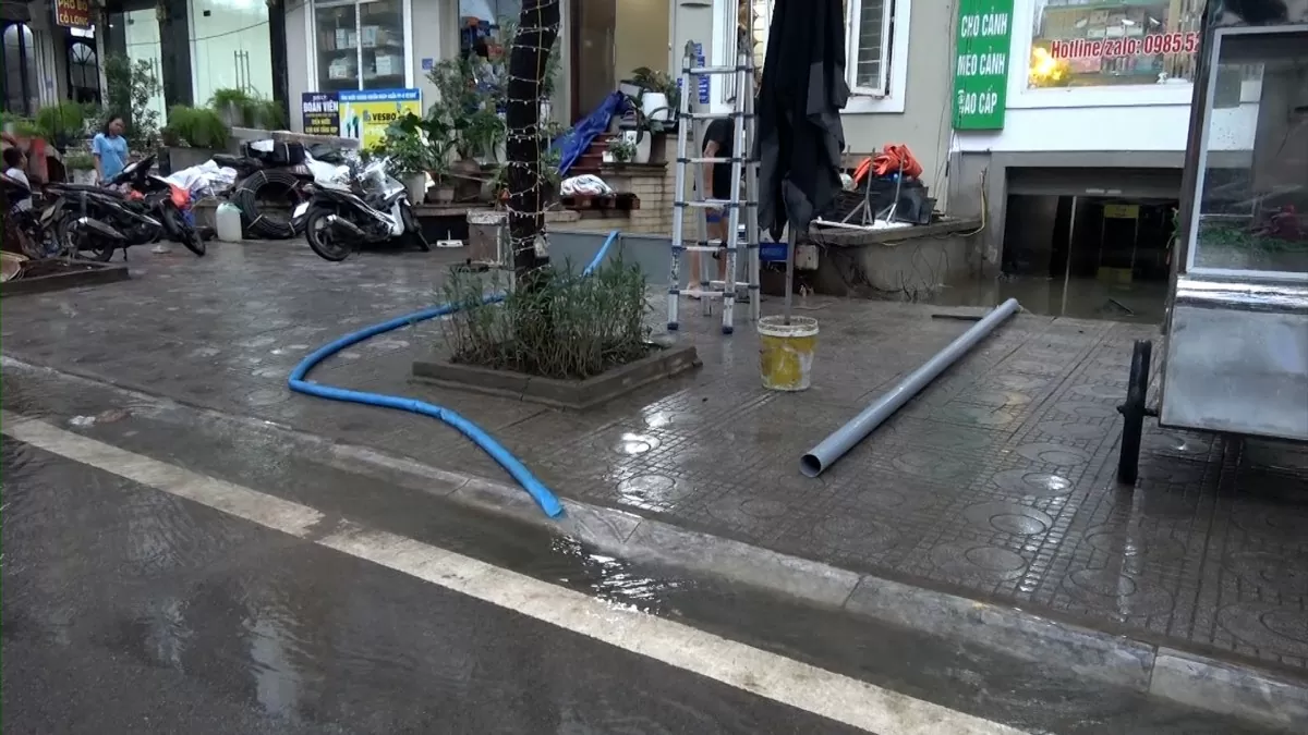 Dân biệt thự trăm tỷ ở Hà Nội hối hả dọn nhà sau ngập lụt Dân biệt thự trăm tỷ ở Hà Nội hối hả dọn nhà sau ngập lụt