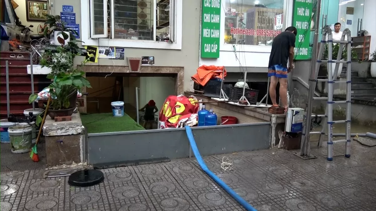 Dân biệt thự trăm tỷ ở Hà Nội hối hả dọn nhà sau ngập lụt Dân biệt thự trăm tỷ ở Hà Nội hối hả dọn nhà sau ngập lụt