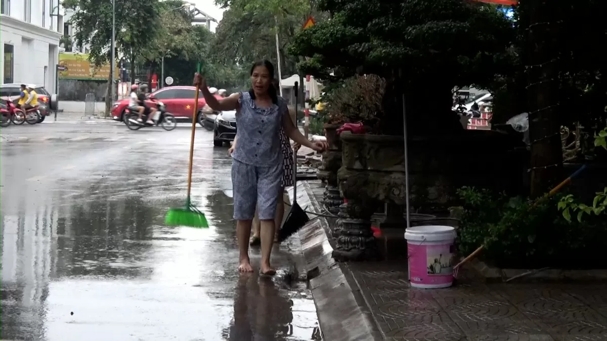 Dân biệt thự trăm tỷ ở Hà Nội hối hả dọn nhà sau ngập lụt Dân biệt thự trăm tỷ ở Hà Nội hối hả dọn nhà sau ngập lụt