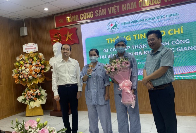 Lãnh đạo Sở Y tế Hà Nội và BVĐK Đức Giang chúc mừng hai mẹ con bệnh nhân H.