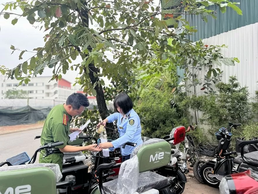 Lực lượng chức năng niêm phong hàng hóa vi phạm