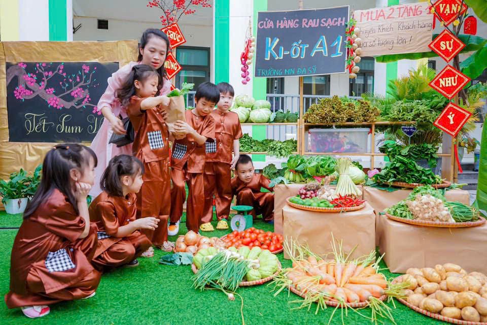 : Các bạn nhỏ vui chợ Tết