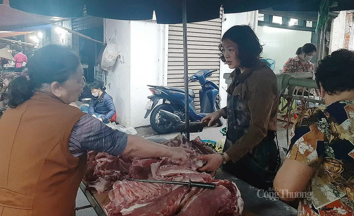 Người dân mua thịt heo tại chợ dân sinh tại Hà Nội Người dân mua thịt heo tại chợ dân sinh tại Hà Nội